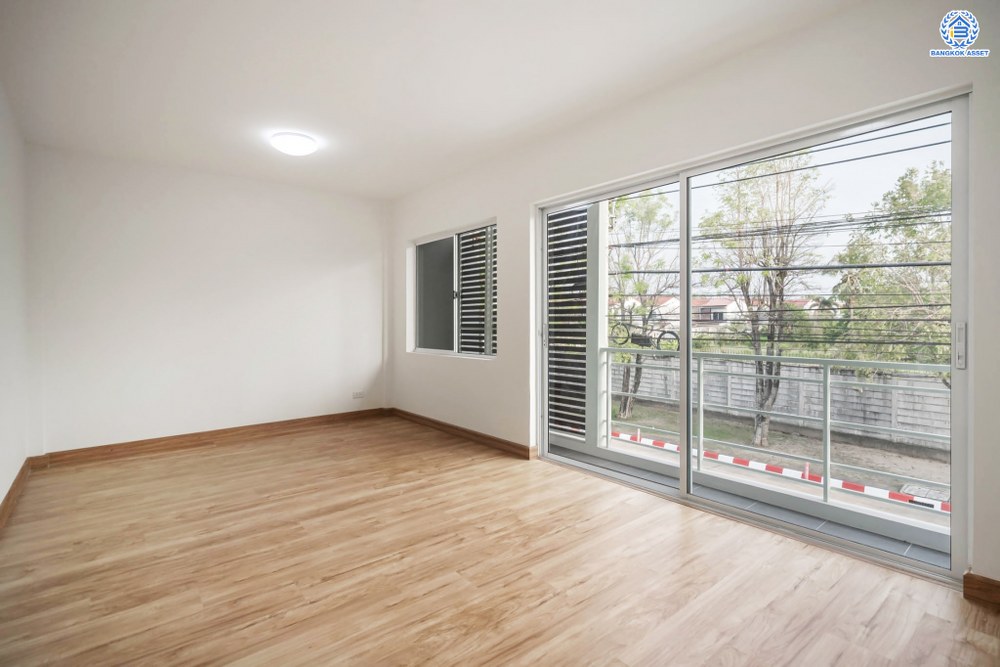 บ้านมือสองตกแต่งใหม่ โครงการ เดอะทรัสต์ทาวน์ ราชพฤกษ์-รัตนาธิเบศร์ เนื้อที่ 19.7 ตร.ว. ฟังก์ชัน 3 ห้องนอน 2 ห้องน้ำ 2 ที่จอดรถ บ้านสวยจากแบรนด์ Q.House บนทำเลติดถนนราชพฤกษ์ เดินทางสู่ใจกลางเมืองได้อย่างรวดเร็ว ใกล้รถไฟฟ้าสายสีม่วง "สถานีบางรักน้อยท่าอิฐ"